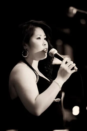 Anhthu singing into a microphone